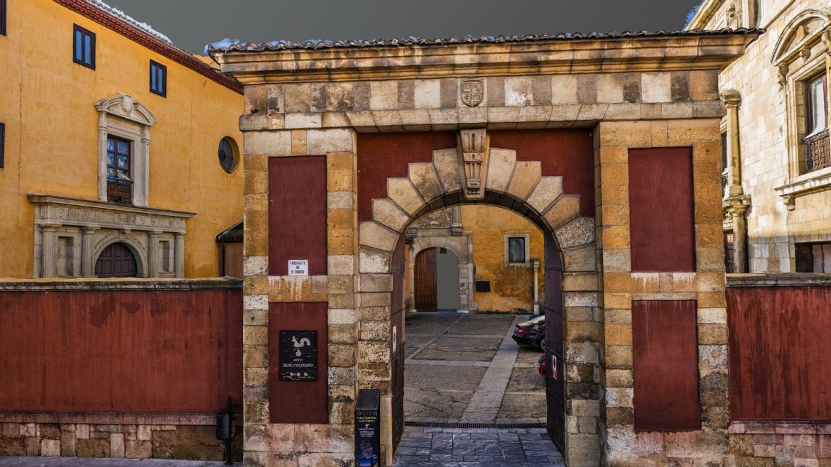 scan patio exterior del hotel colegiata.thumb