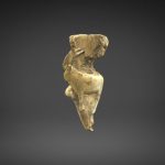 Dent de cachalot sculptée de deux bouquetins