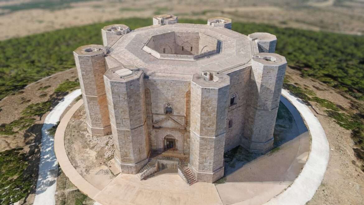 castel del monte apulia italy 13th century.thumb